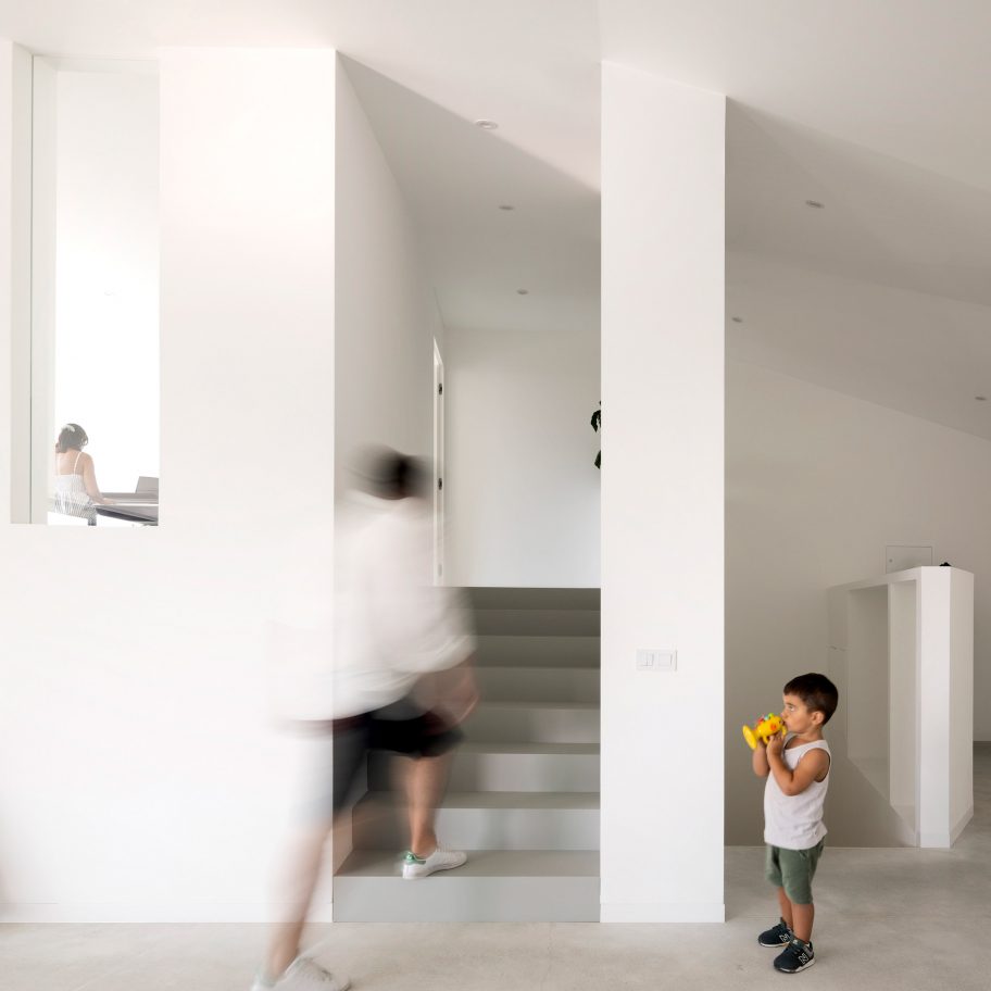 Contaminar Arquitectos designs Casa Povo to be an "inhabited and humanised cave"