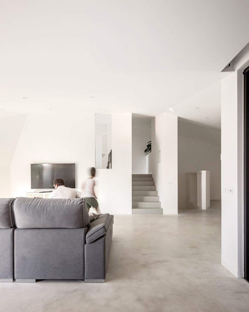 Contaminar Arquitectos designs Casa Povo to be an "inhabited and humanised cave"