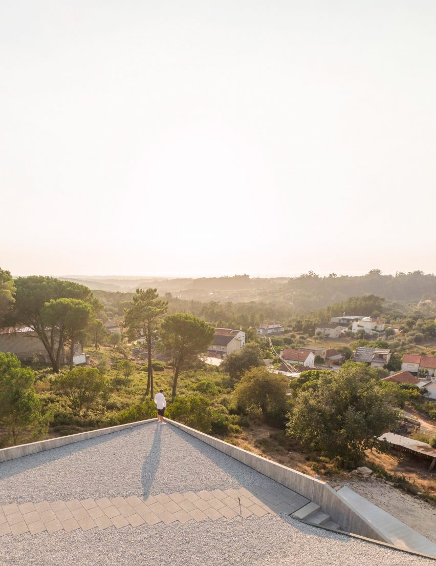 Contaminar Arquitectos designs Casa Povo to be an "inhabited and humanised cave"