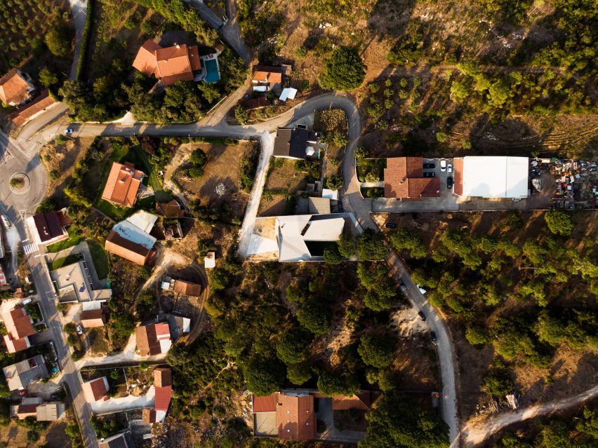 Contaminar Arquitectos designs Casa Povo to be an "inhabited and humanised cave"