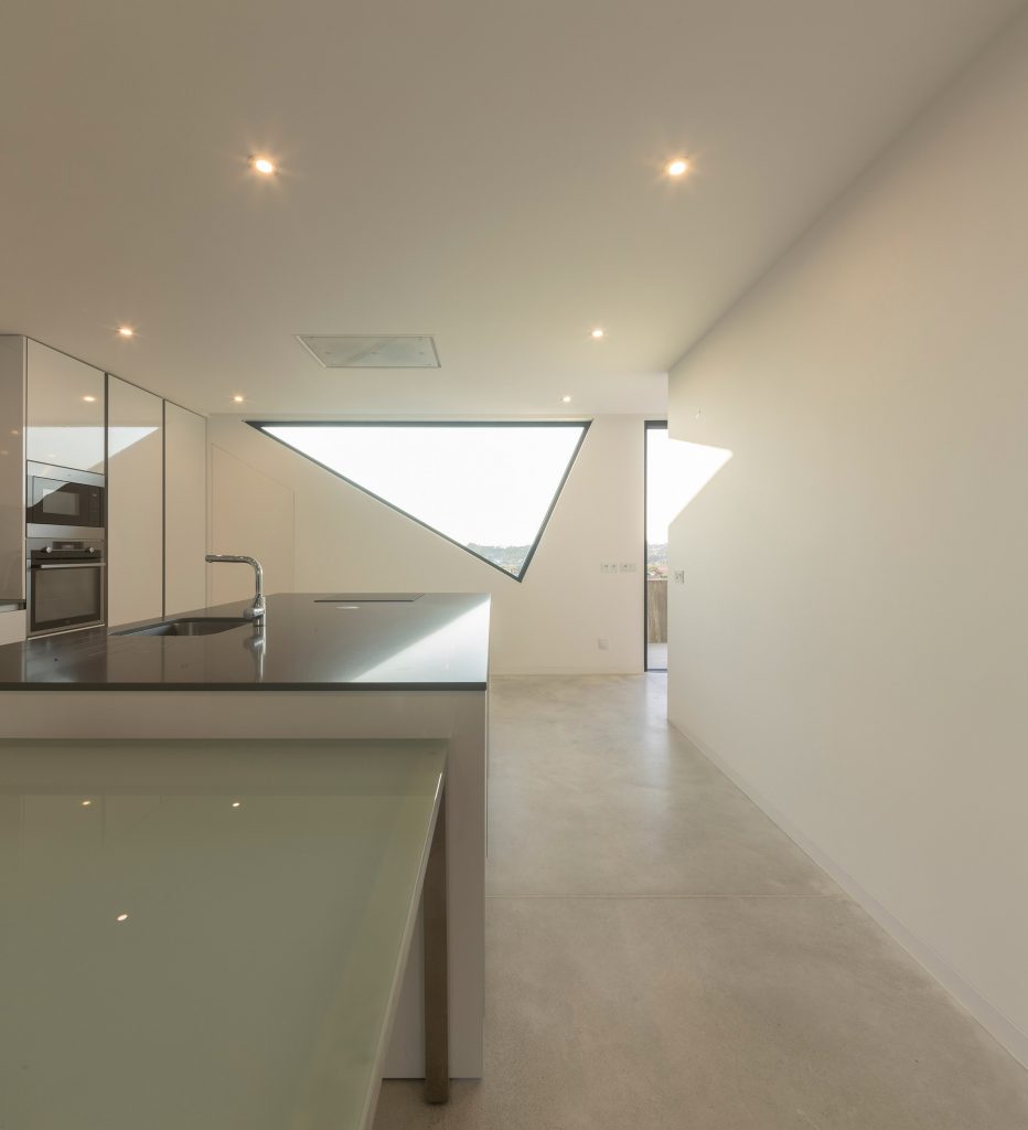 Contaminar Arquitectos designs Casa Povo to be an "inhabited and humanised cave"
