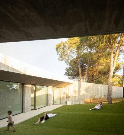 Contaminar Arquitetos designs Casa Povo to be an "inhabited and humanised cave"