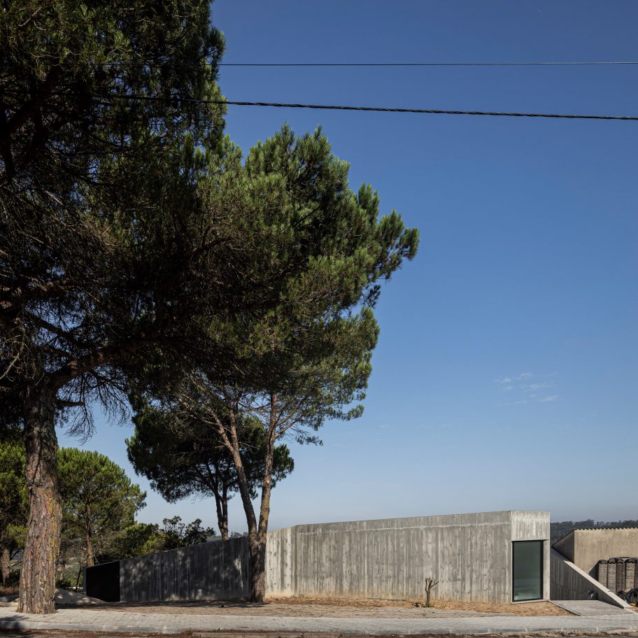 Contaminar Arquitectos designs Casa Povo to be an "inhabited and humanised cave"