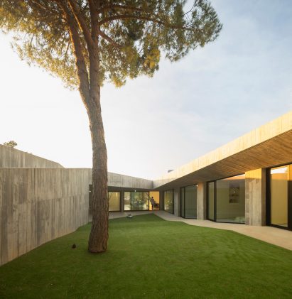 Contaminar Arquitetos designs Casa Povo to be an "inhabited and humanised cave"
