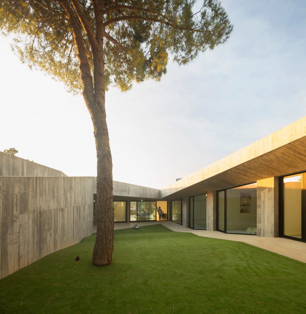Contaminar Arquitectos designs Casa Povo to be an "inhabited and humanised cave"