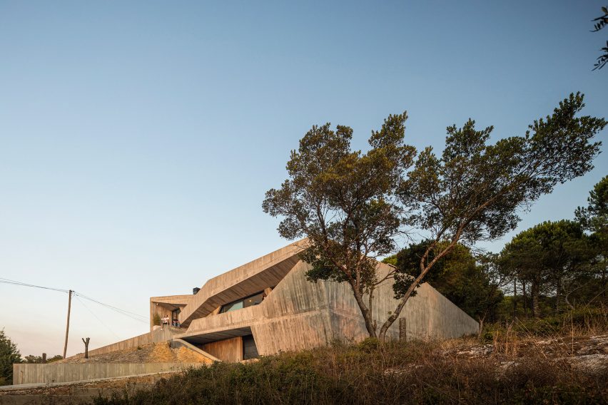 Contaminar Arquitectos designs Casa Povo to be an "inhabited and humanised cave"