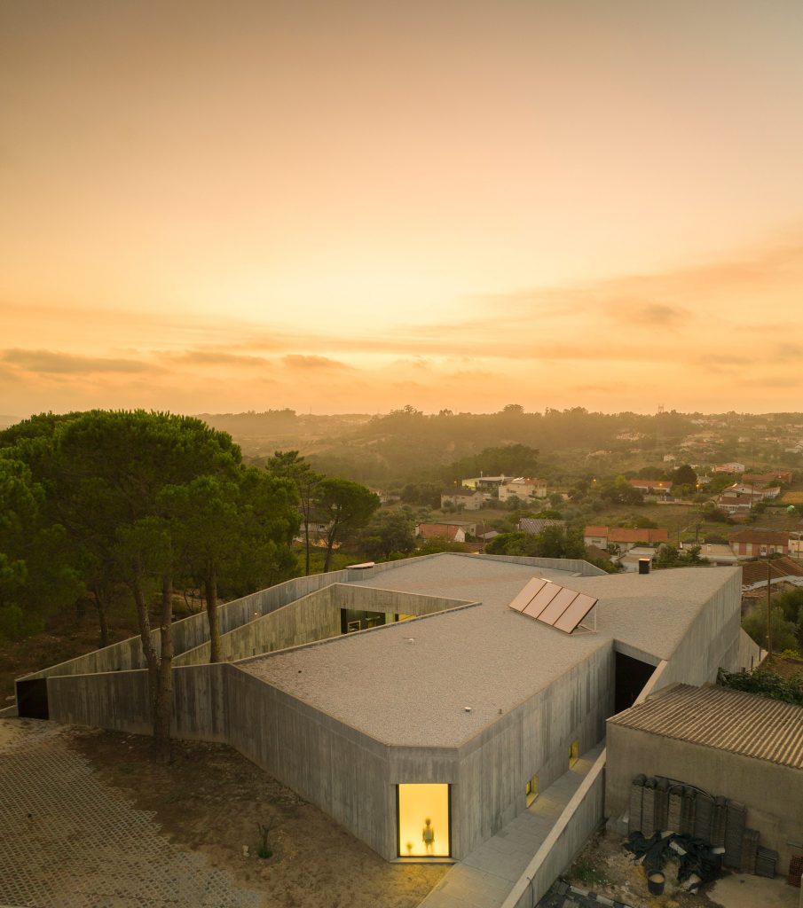 Contaminar Arquitectos designs Casa Povo to be an "inhabited and humanised cave"