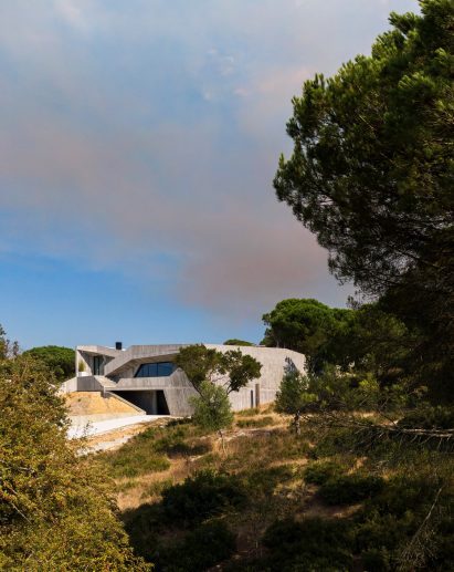 Contaminar Arquitetos designs Casa Povo to be an "inhabited and humanised cave"