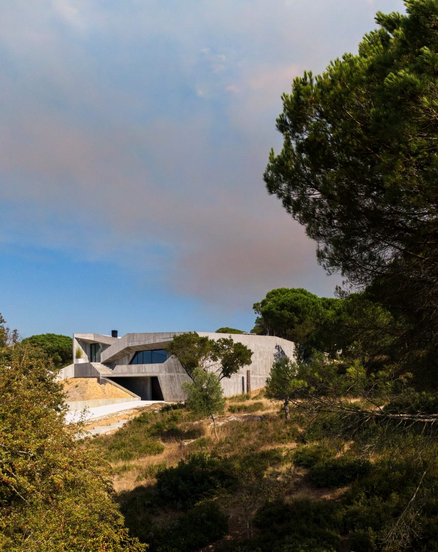 Contaminar Arquitectos designs Casa Povo to be an "inhabited and humanised cave"