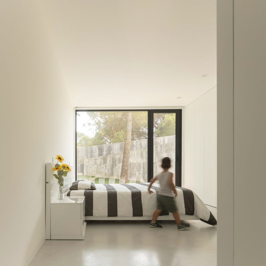 Contaminar Arquitectos designs Casa Povo to be an "inhabited and humanised cave"