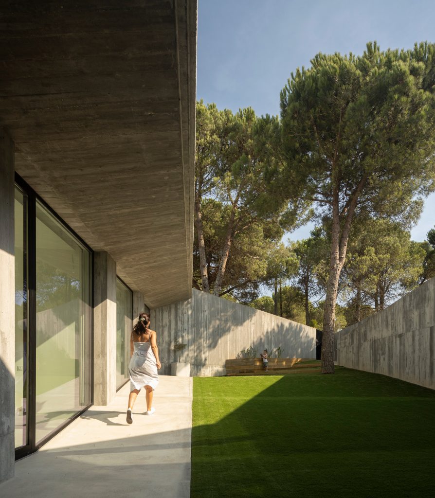 Contaminar Arquitectos designs Casa Povo to be an "inhabited and humanised cave"