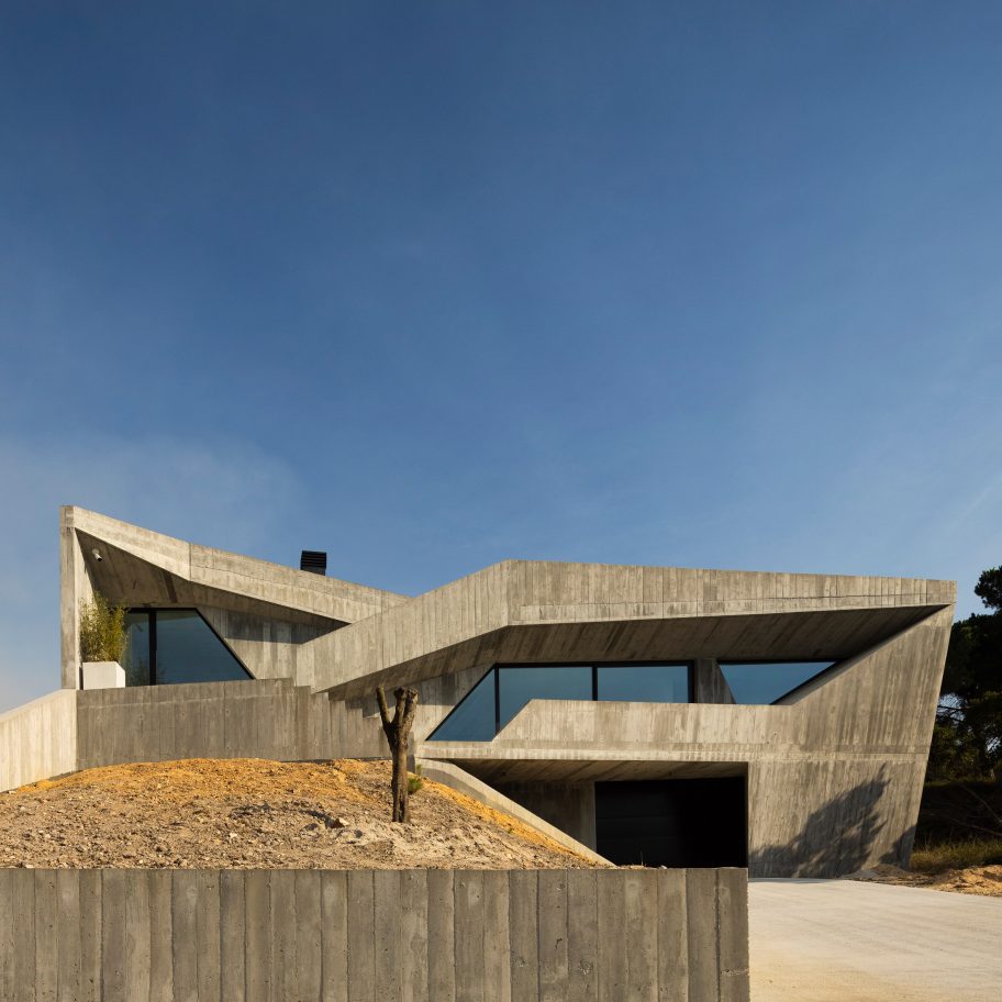 Contaminar Arquitectos designs Casa Povo to be an "inhabited and humanised cave"