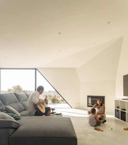 Contaminar Arquitetos designs Casa Povo to be an "inhabited and humanised cave"