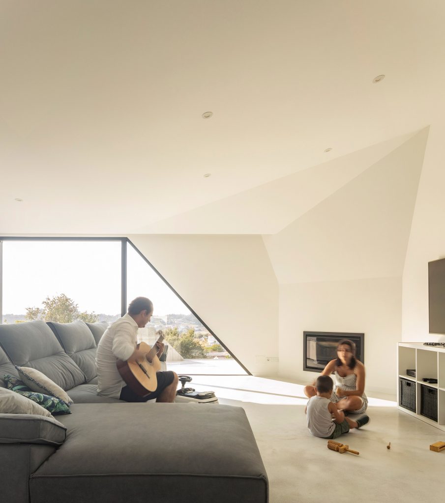 Contaminar Arquitectos designs Casa Povo to be an "inhabited and humanised cave"