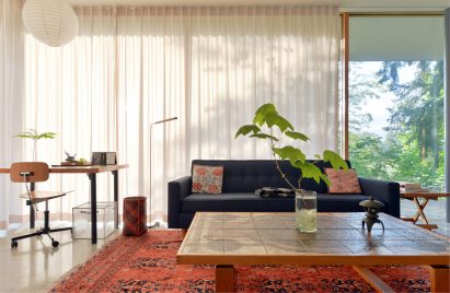 Living room with autumn orange red in Courtyard House by No Oregon