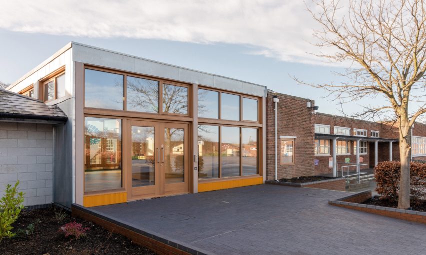 Wroughton Academy in Gorleston, Great Yarmouth, by DK-CM 