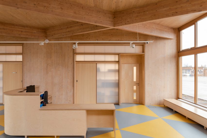 Wroughton Academy in Gorleston, Great Yarmouth, by DK-CM 