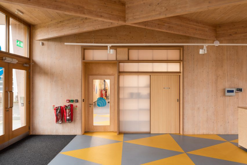 Wroughton Academy in Gorleston, Great Yarmouth, by DK-CM 