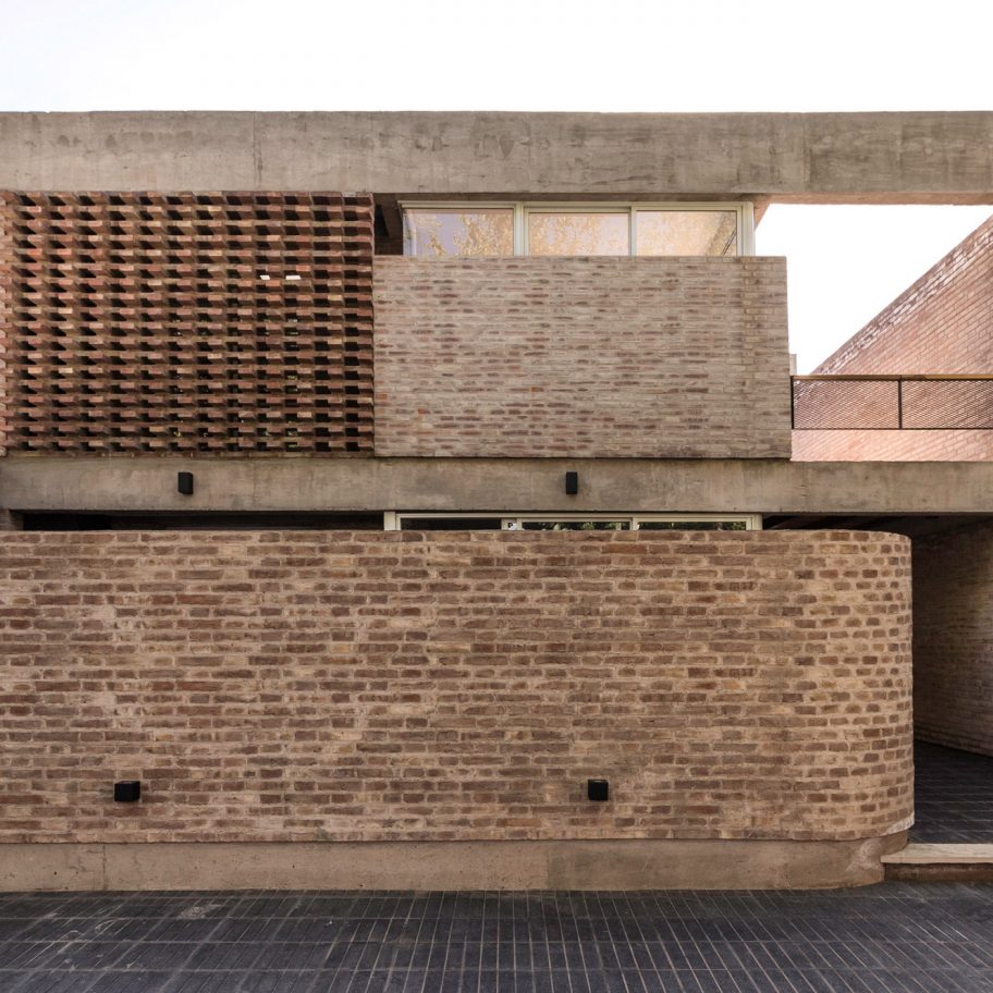Curved brickwork fronts Mendoza apartment building by Primer Piso Arquitectos