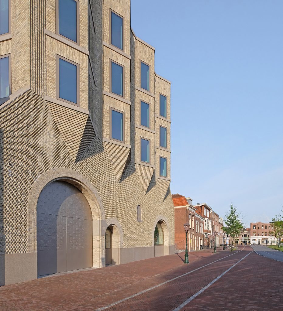 Museum de Lakenhal by Happel Cornelisse Verhoeven and Julian Harrap Architects