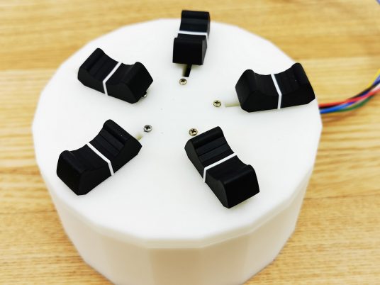 Norimaki Synthesizer device by Homei Miyashita uses electrically charged gels to simulate different flavours