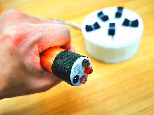 Norimaki Synthesizer device by Homei Miyashita uses electrically charged gels to simulate different flavours