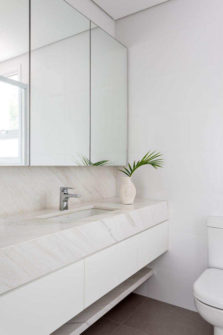 Praia Mansa Apartment by Leandro Garcia