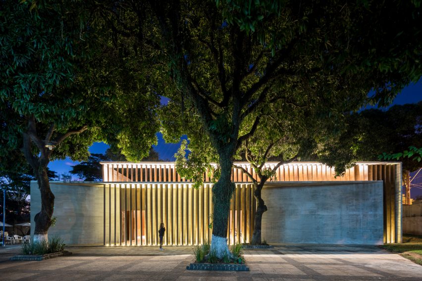 Synagogue at the Hebraic Union of Paraguay by Equipo de Arquitectura