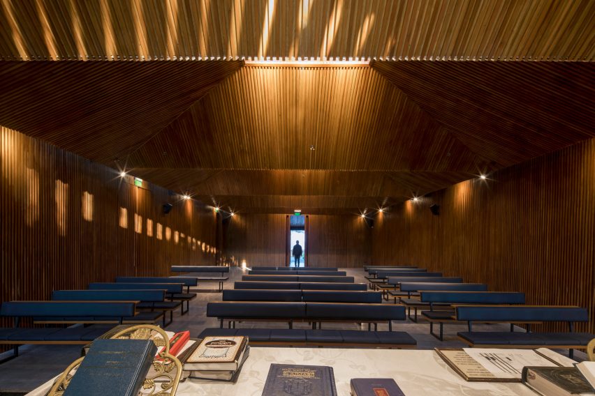 Synagogue at the Hebraic Union of Paraguay by Equipo de Arquitectura