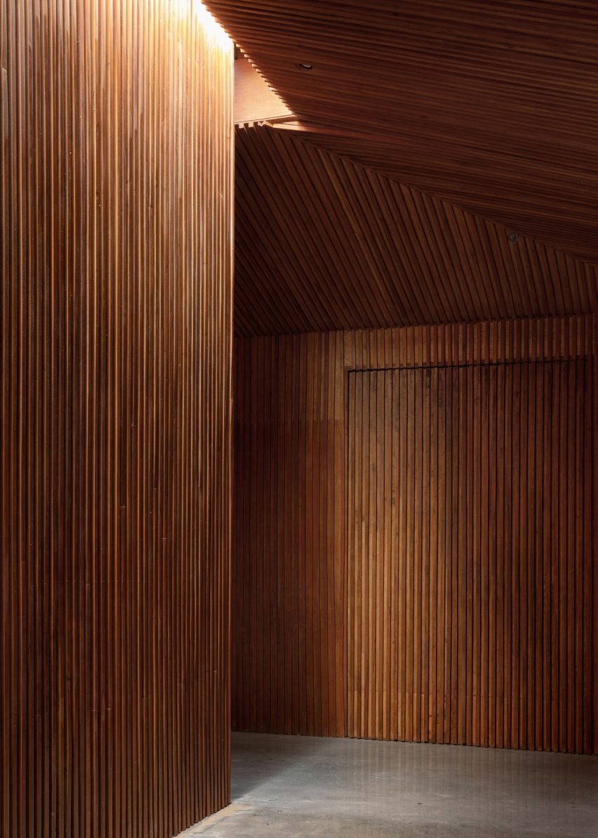 Synagogue at the Hebraic Union of Paraguay by Equipo de Arquitectura