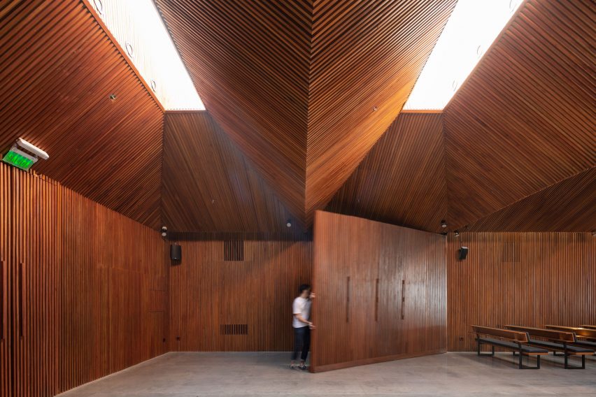 Synagogue at the Hebraic Union of Paraguay by Equipo de Arquitectura