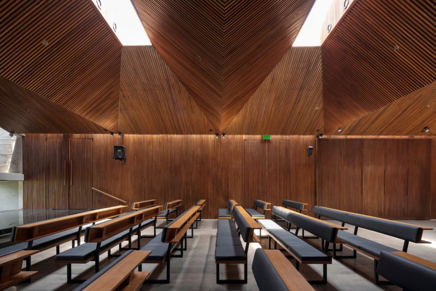 Synagogue at the Hebraic Union of Paraguay by Equipo de Arquitectura