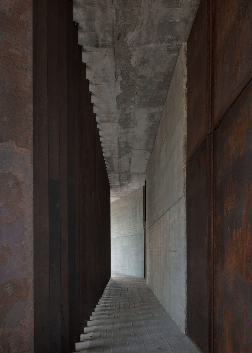 Synagogue at the Hebraic Union of Paraguay by Equipo de Arquitectura