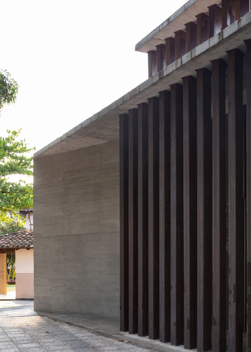 Synagogue at the Hebraic Union of Paraguay by Equipo de Arquitectura