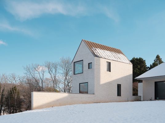 Three Chimney House by T W Ryan Architecture