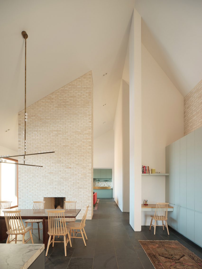 Three Chimney House by T W Ryan Architecture