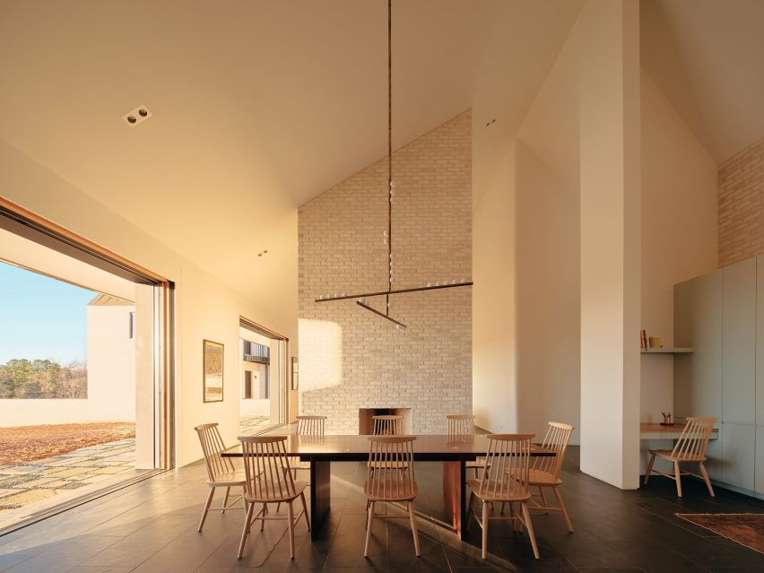 Three Chimney House by T W Ryan Architecture