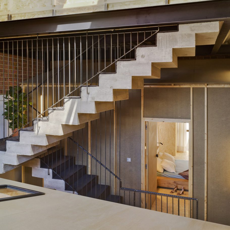 La Errería builds bedrooms in chipboard boxes for house in Alicante