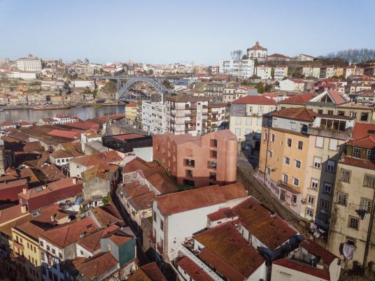 General Torres 416 housing in Vila Nova de Gaia by Morgado Arquitectos