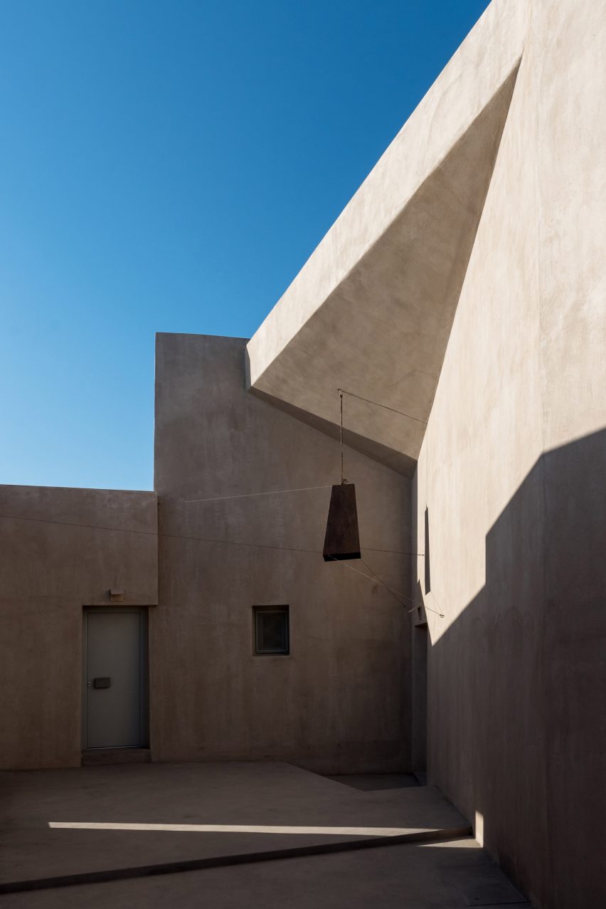 House in Pyrgos by Kapsimalis Architects