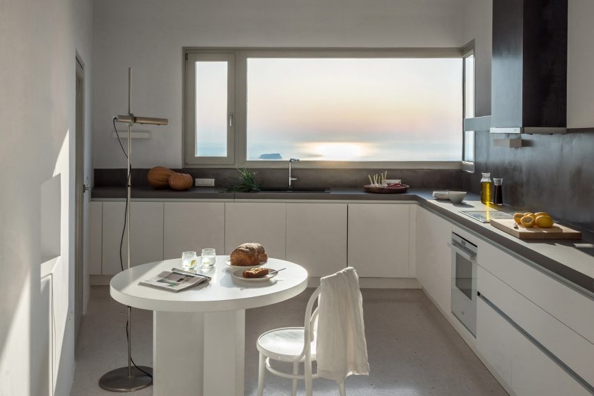 House in Pyrgos by Kapsimalis Architects