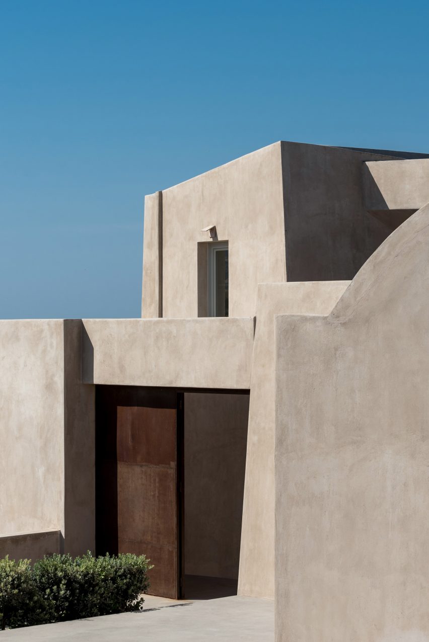 House in Pyrgos by Kapsimalis Architects