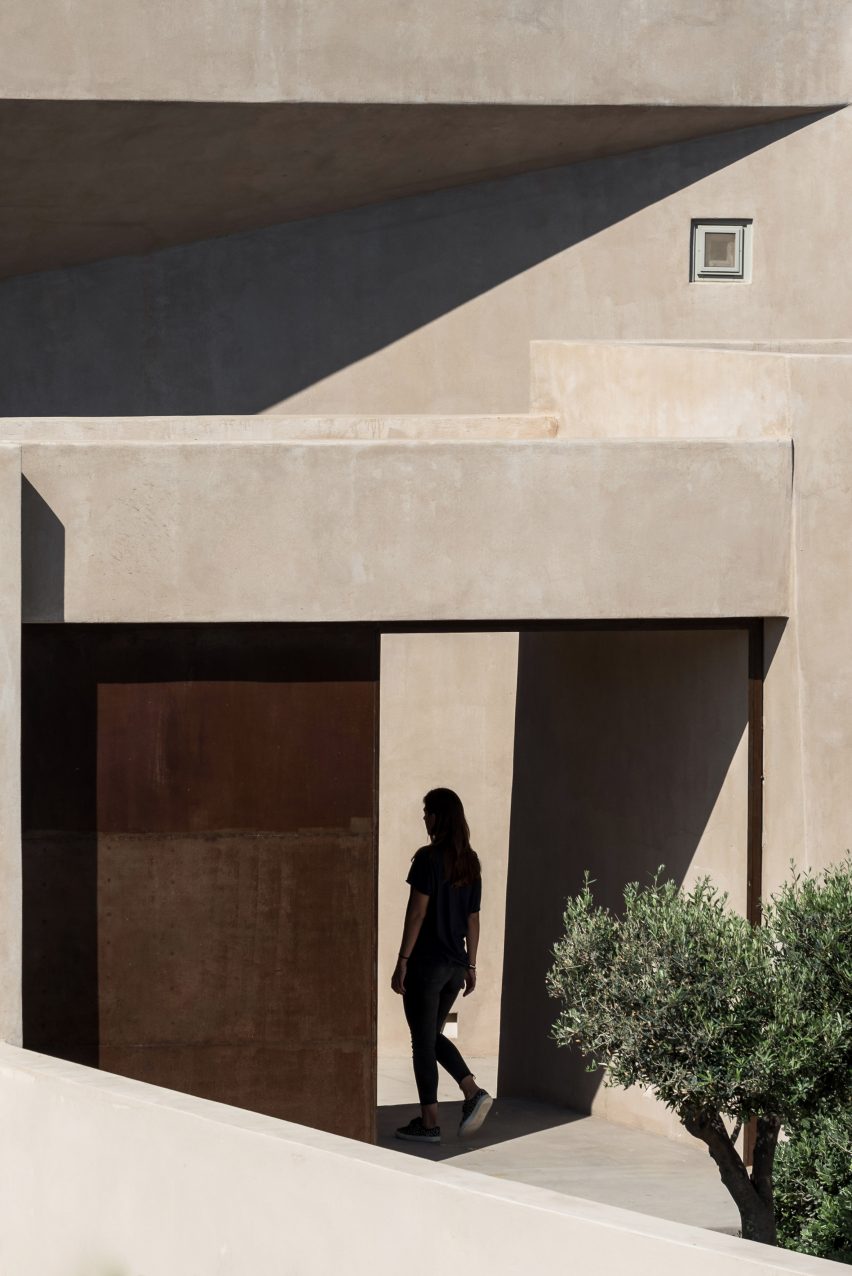 House in Pyrgos by Kapsimalis Architects