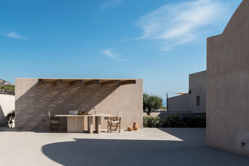 House in Pyrgos by Kapsimalis Architects