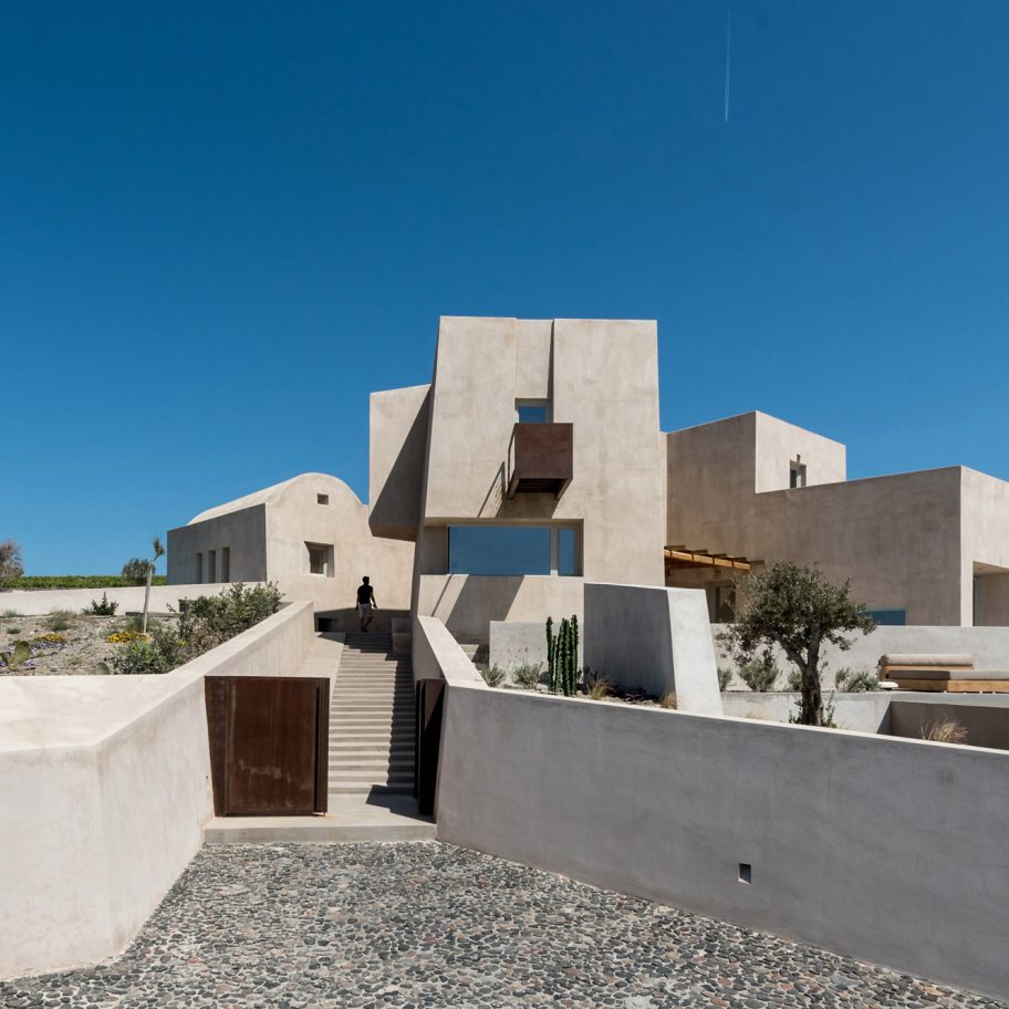 Kapsimalis Architects builds imposing summer house in Santorini