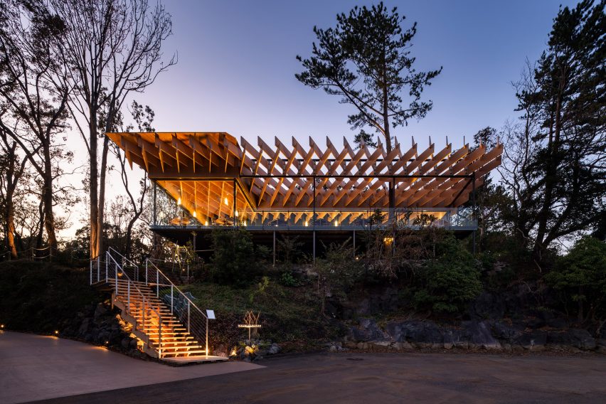 Mikuni Izukogen restaurant by Kengo Kuma