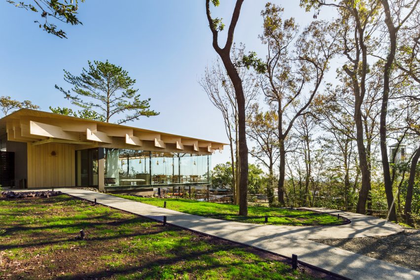 Mikuni Izukogen restaurant by Kengo Kuma