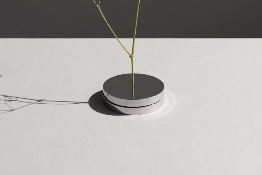 No Vase by Moisés Hernández