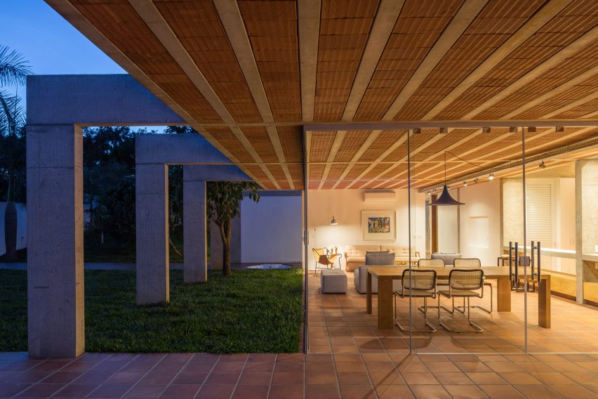 Portico House by Bloco Arquitetos