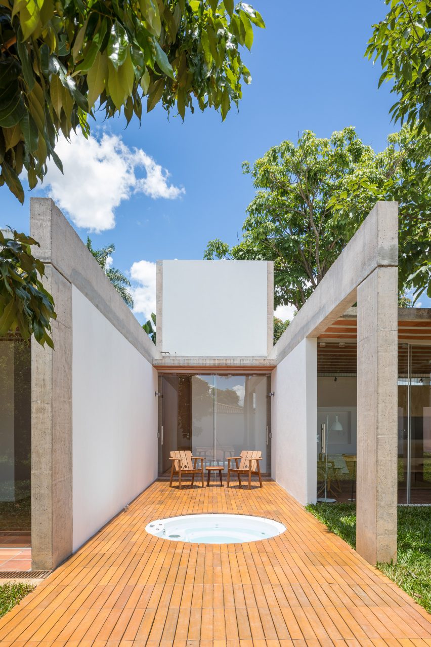 Portico House by Bloco Arquitetos